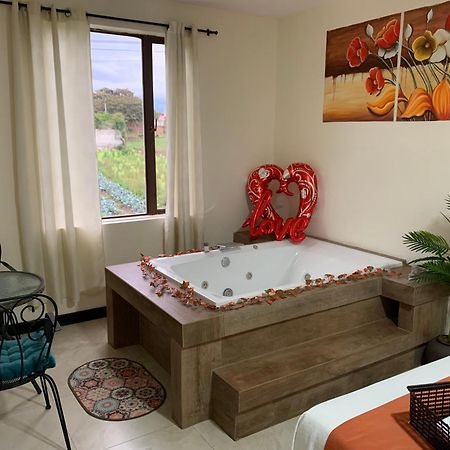 Hotel Las Mercedes Airport-Quito Tababela Zewnętrze zdjęcie